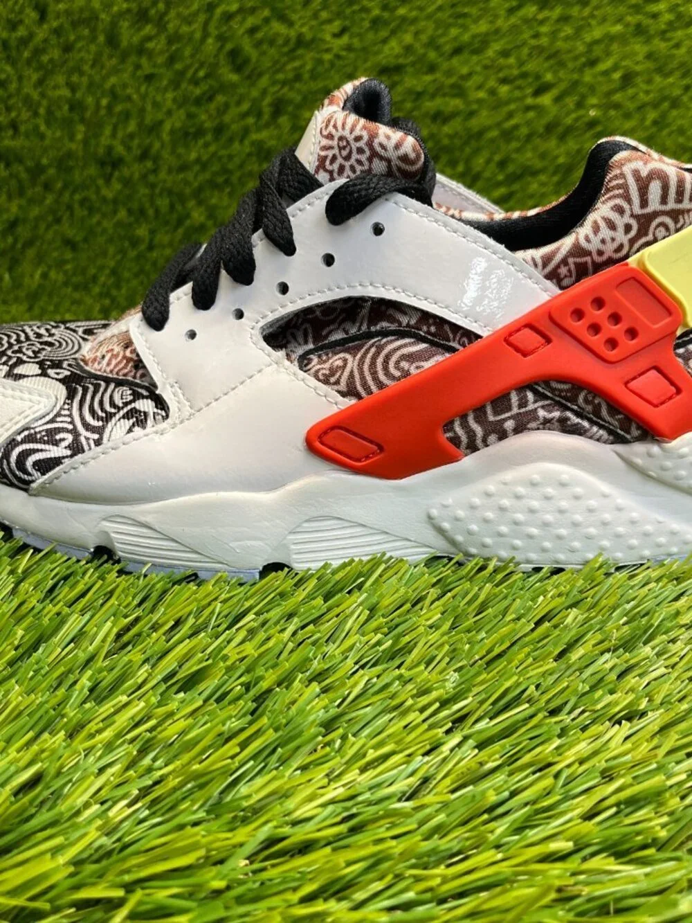 Nike Air Huarache Run‎ SE Boys Size 5Y White Athletic Running Shoes Sneakers